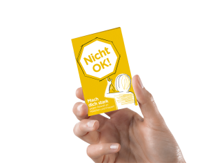 Hand hält die Broschüre mit sichtbarem Frontcover